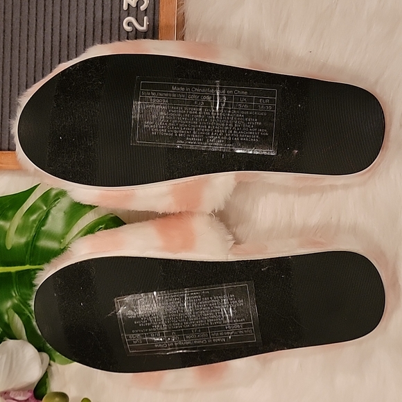 NWT Victoria's secret fur stripped house slippers. Size Medium - Picture 4 of 7